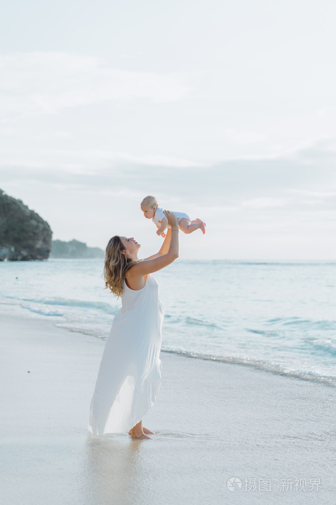 幸福的女人,带着孩子