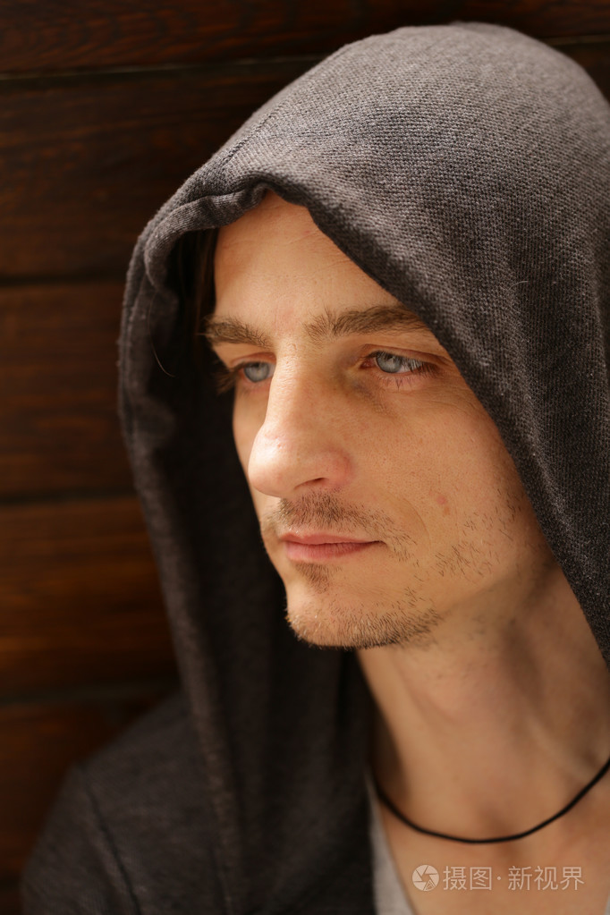 戴着蓝眼睛的金发男人的画像