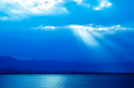 大自然蓝画背景山湖与神光天图片