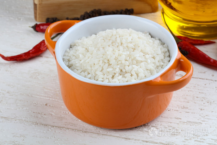 原料大米放在碗里