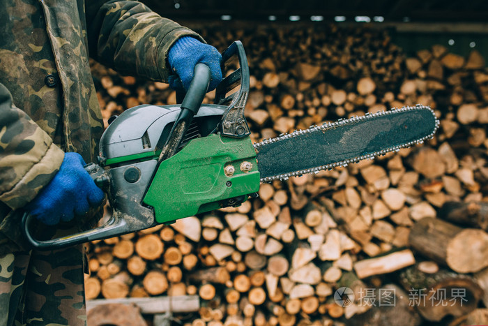 男手里拿着电锯