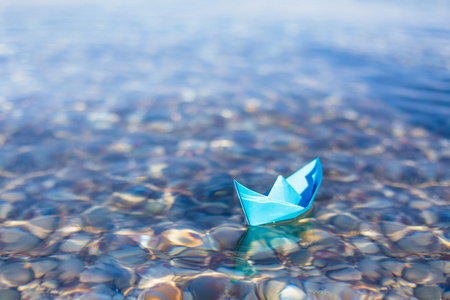 纸船在水面上航行照片