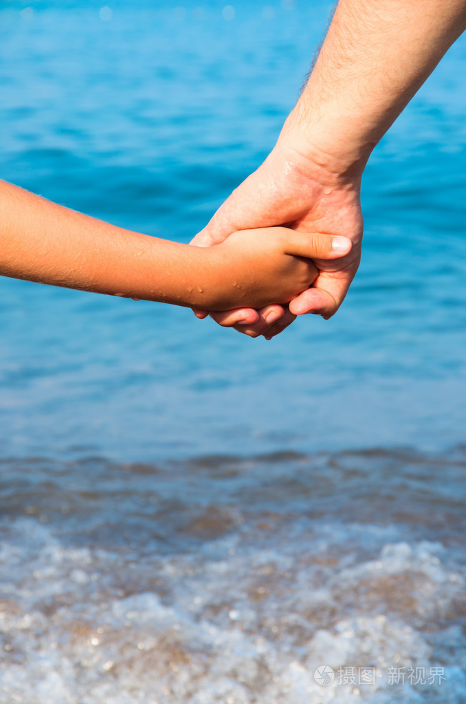 父亲牵着女儿的手