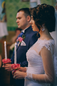 两人在教堂里举行婚礼仪式图片