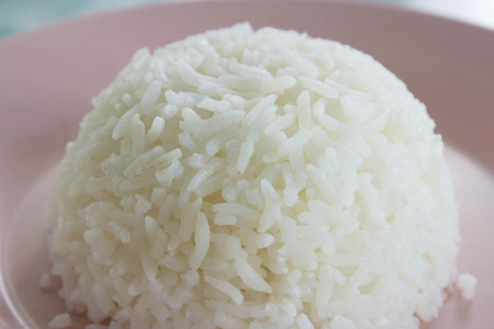 在盘子里蒸米饭照片
