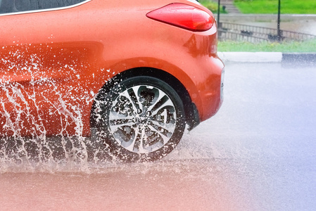 汽车雨水坑里溅水照片