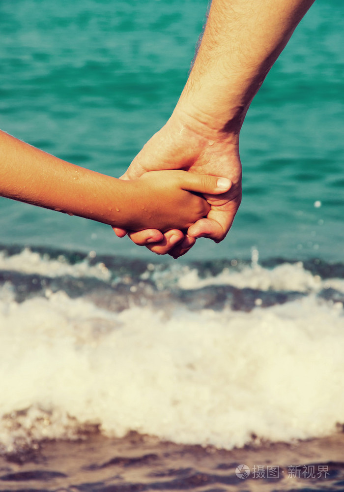 父亲牵着女儿的手