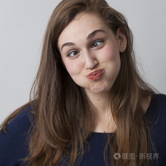 撅嘴20 多岁女孩玩斗鸡眼滑稽面孔