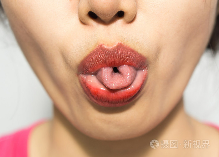 女人张大了嘴的特写