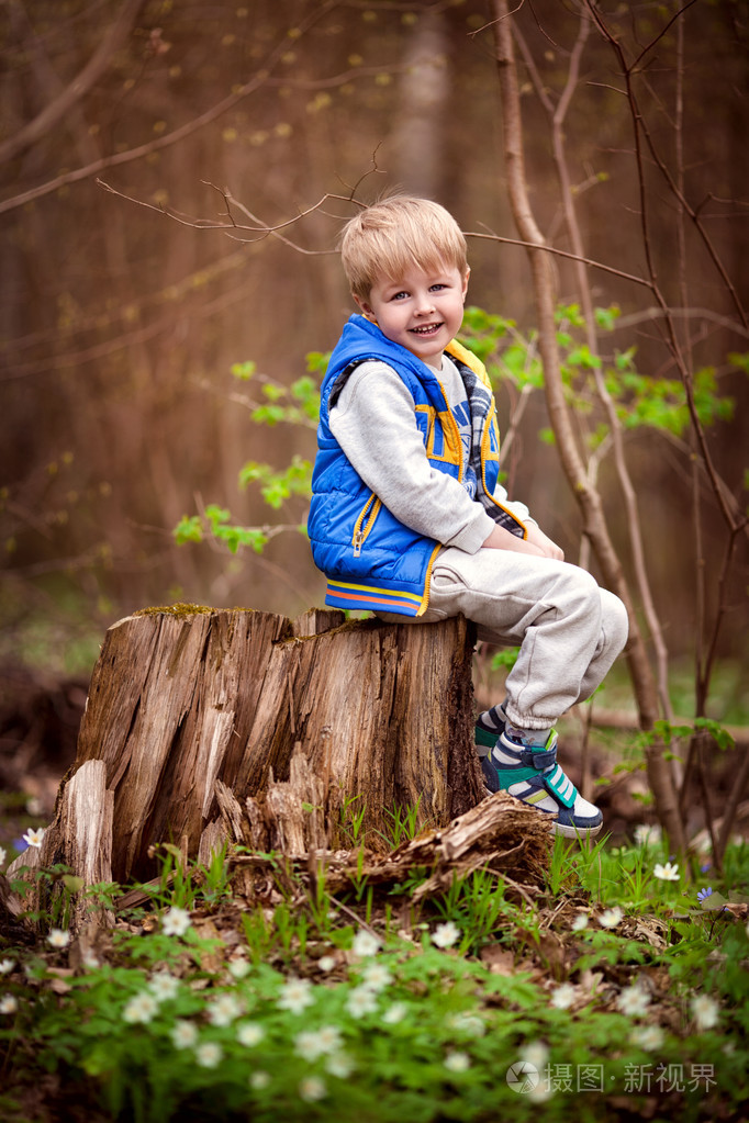 孩子男孩在森林里的肖像