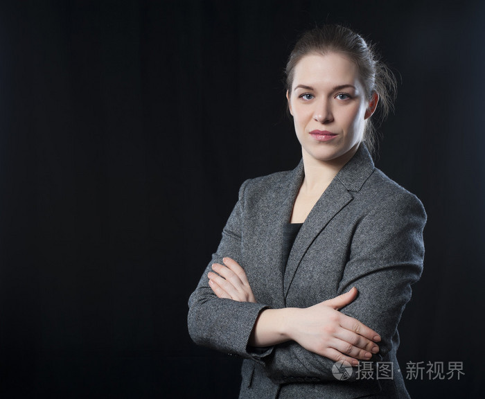 双手交叉放在胸前的女商人