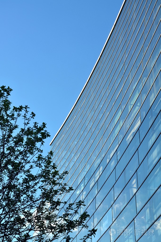 玻璃幕墙的现代办公大楼