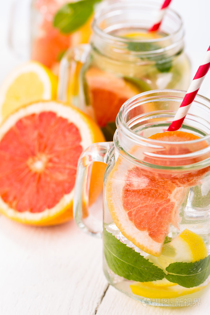 自制健康的果汁新鲜水果和在罐子里的冰