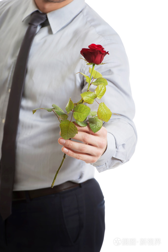 英俊的男人控股红玫瑰