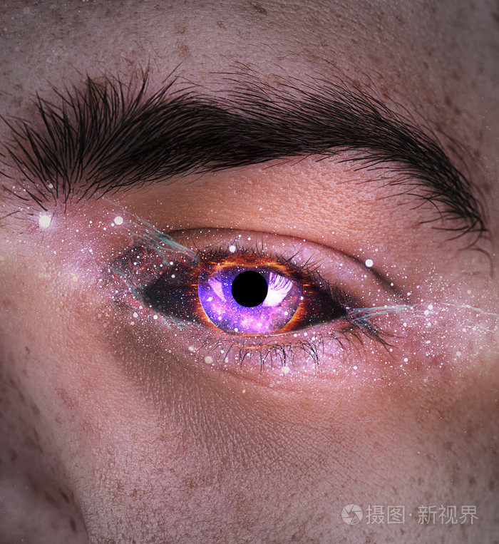 人类的眼睛看着宇宙