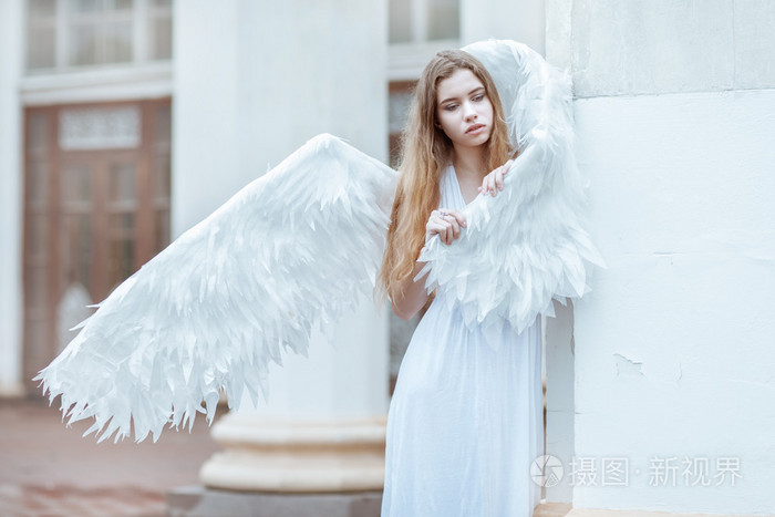 着白色翅膀的年轻女人
