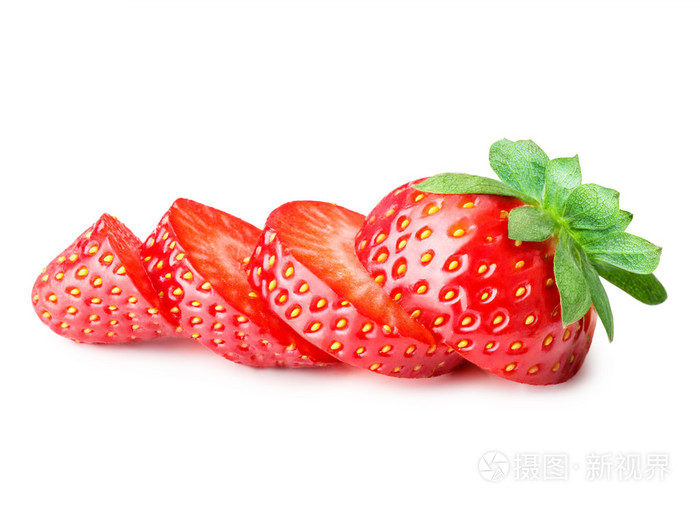 切片隔离在白色背景上的草莓
