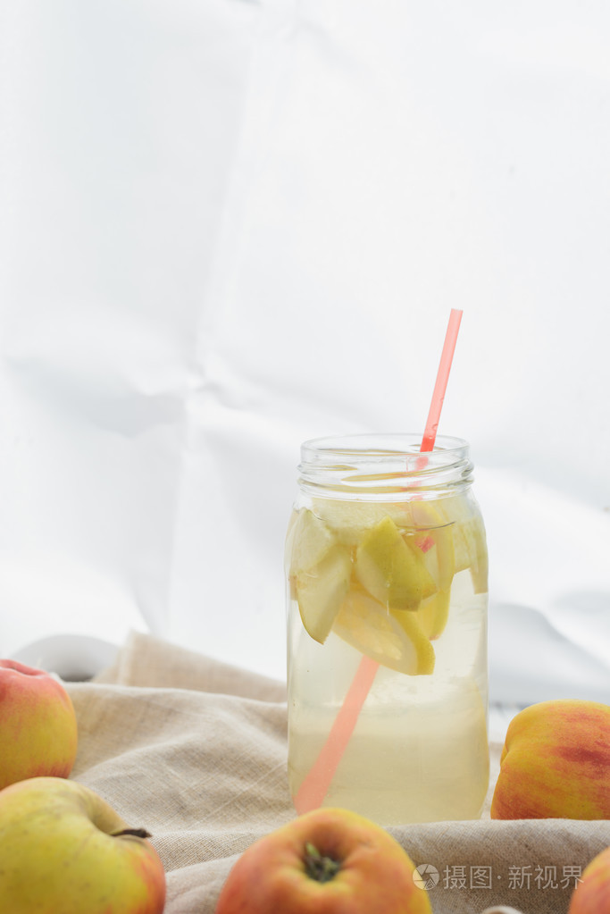新鲜的乡村概念柠檬水和苹果在白色抹布上