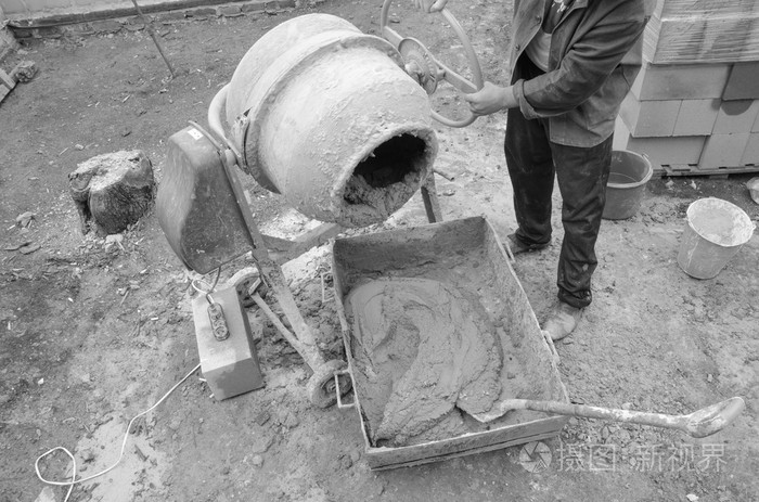 在一个建筑工地的水泥搅拌机黑白照片