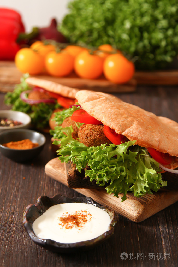 烤肉沙拉三明治新鲜蔬菜上木制皮布拉德塔中的塔