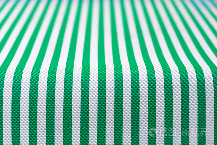 白色和绿色的条纹的桌布