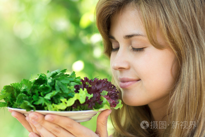 女人香气扑鼻绿色