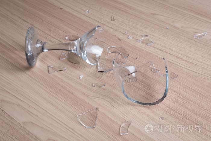 破碎的酒杯