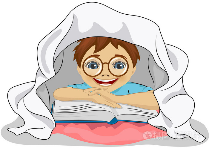 戴着眼镜的小男孩躺在床上的毯子下读书