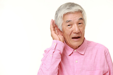 日本老人用手仔细的倾听的耳朵后面照片