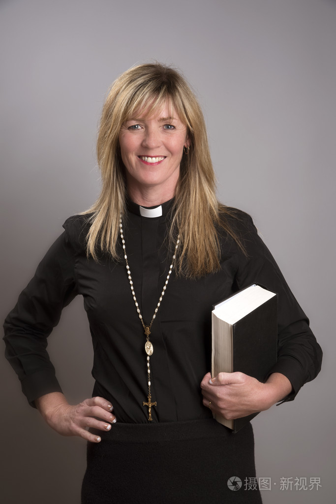 一个穿着牧师的衣领的女性神职人员的肖像