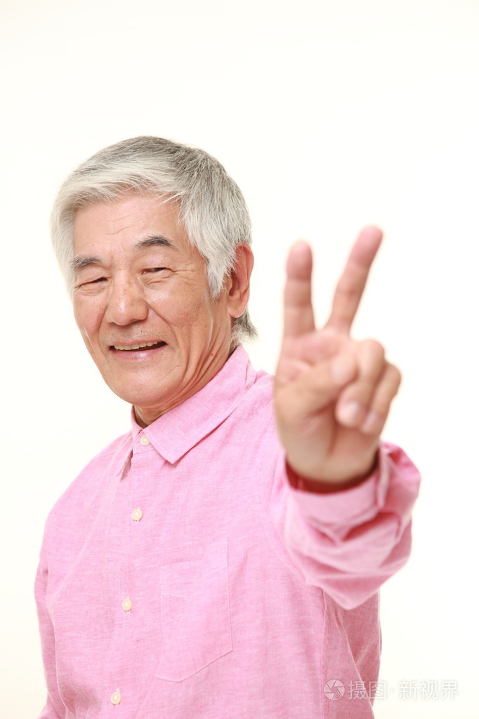高级的日本人显示出胜利的手势