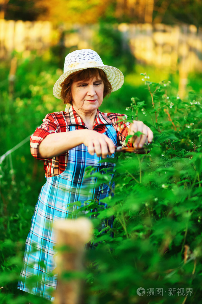 在庭院里的女人