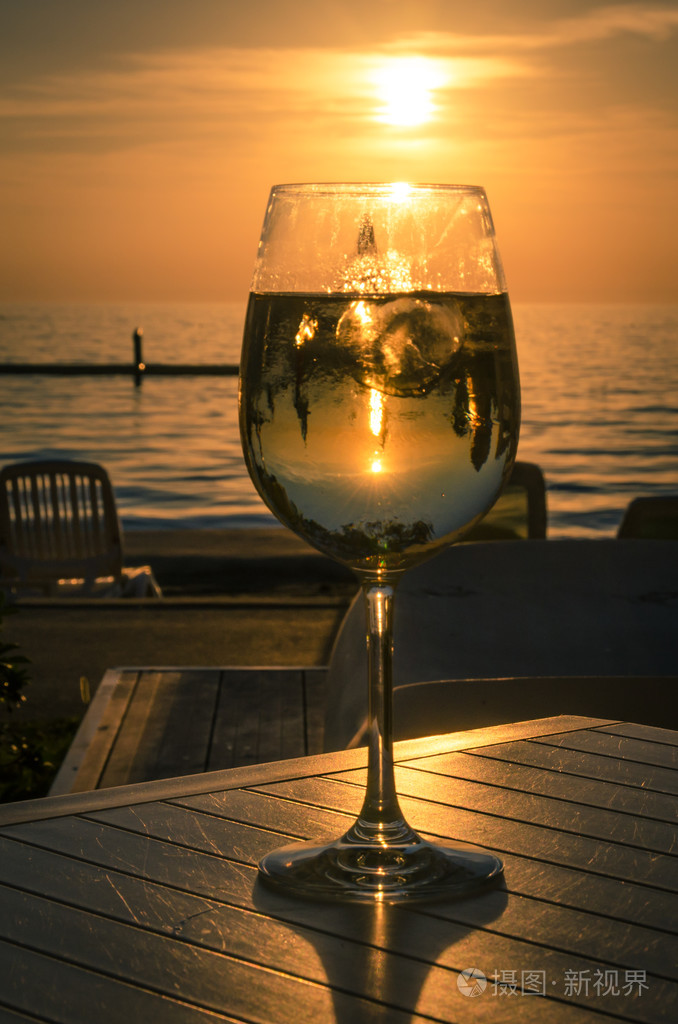 酒杯和在海边日落