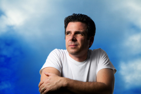 观望英俊的男人在远处观望照片