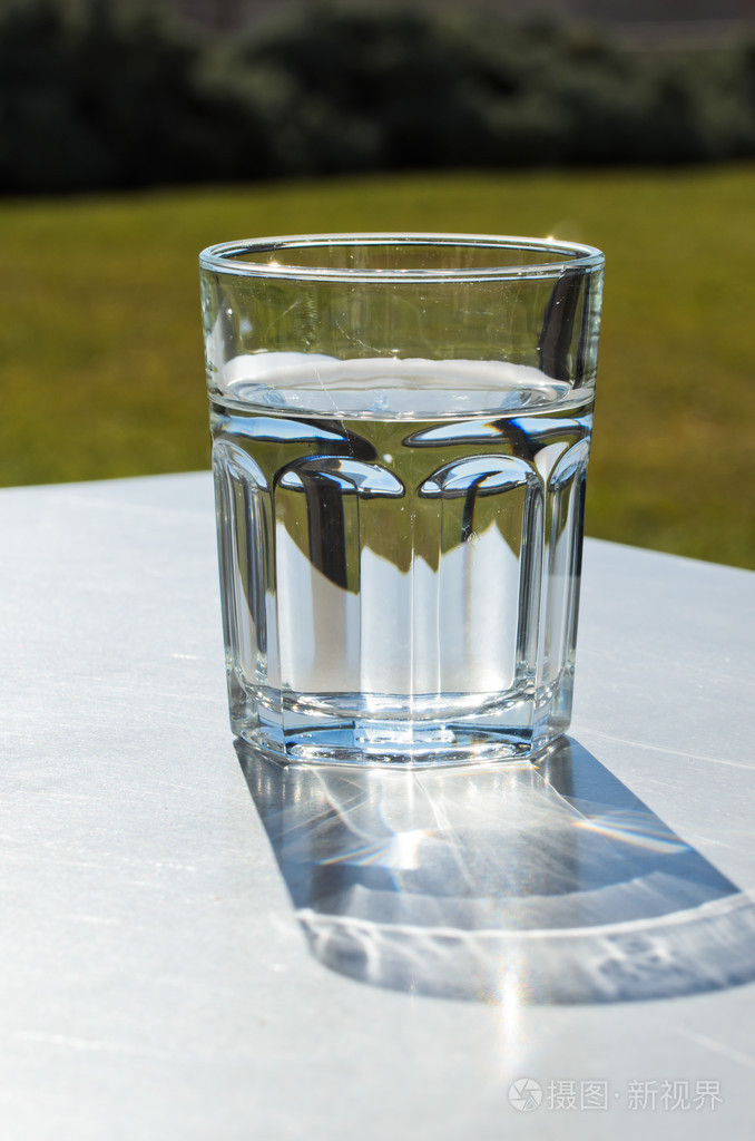 用水的玻璃花瓶