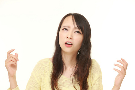 困惑的日本年轻女性图片