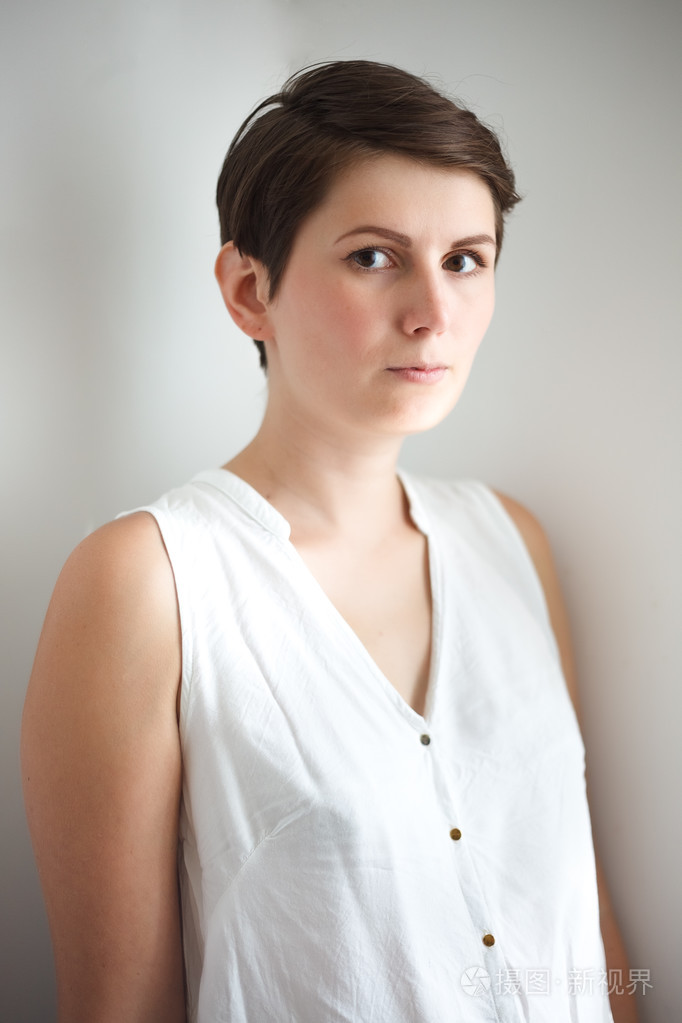 短头发的年轻女人