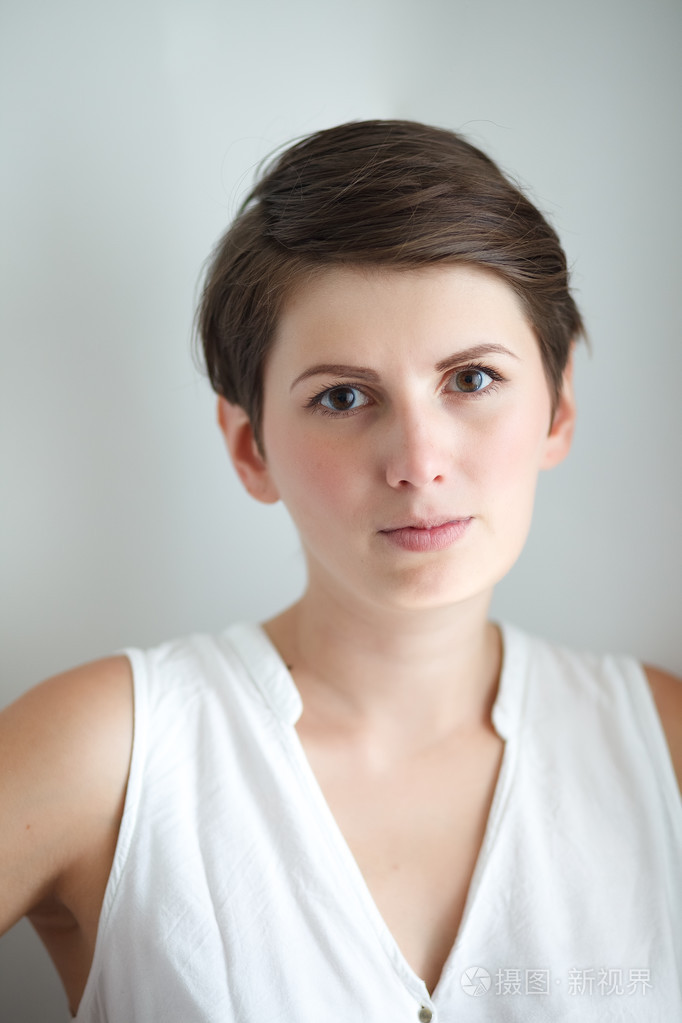 短头发的年轻女人