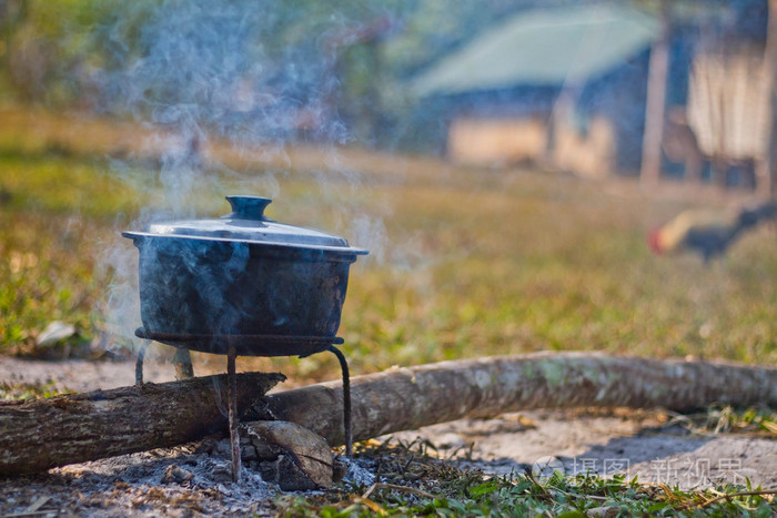 在篝火在大锅里煮的晚餐