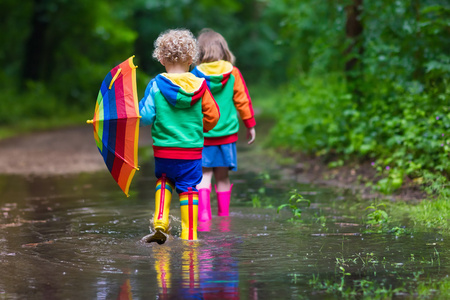 藏在秋千里的春天孩子们在雨中嬉戏玩耍照片