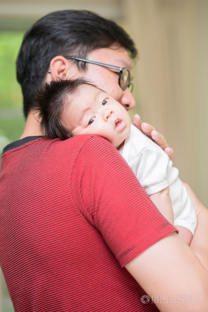 亚洲父亲手上抱着他的婴儿照片-正版商用图片1o8f1t-摄图新视界