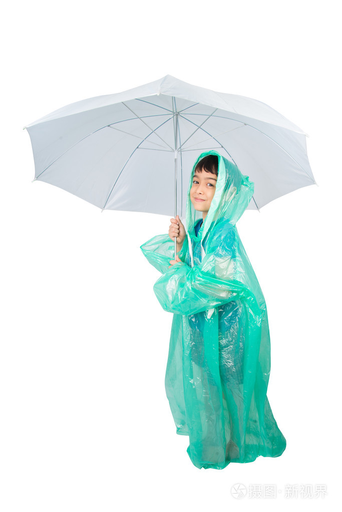 小男孩穿着雨衣在白色背景上