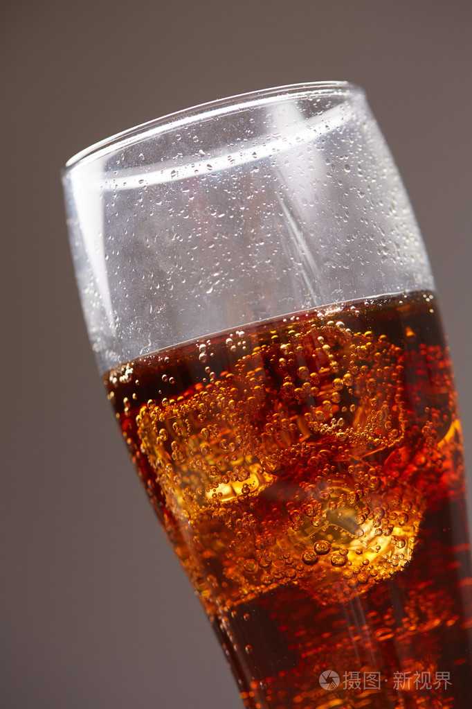 与玻璃中的可乐威士忌