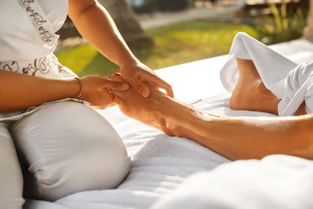 全身穴位全身按摩水疗中心.关闭了手按摩女人脚照片
