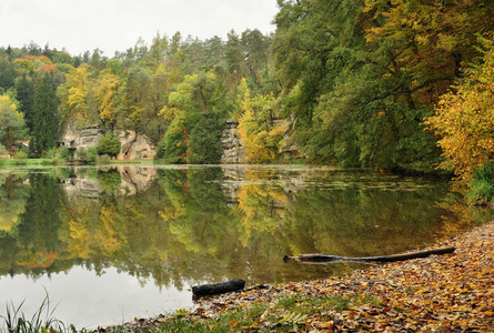 深秋的湖水颜色图片