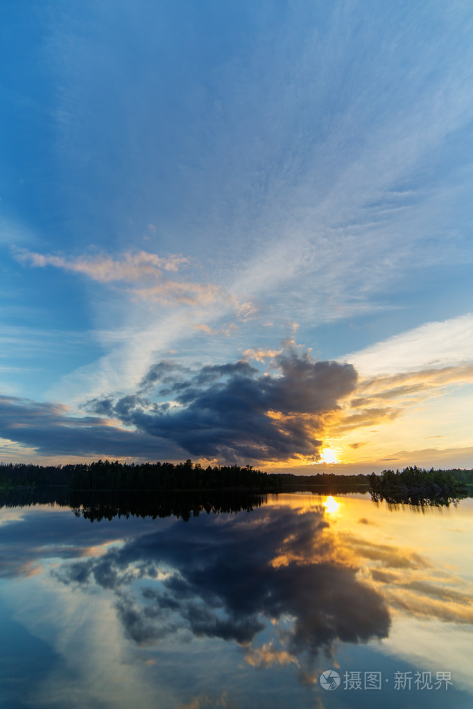与云的夏天日落景色