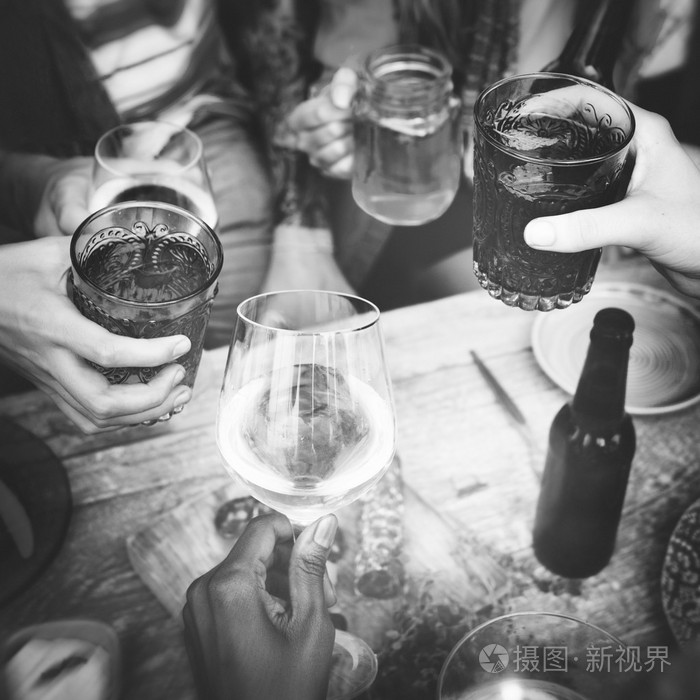 朋友一起喝酒