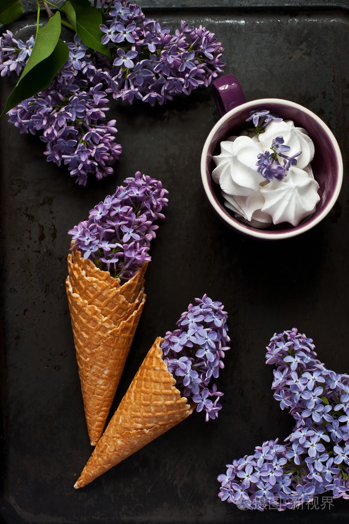 冰淇淋蛋筒淡紫色的花