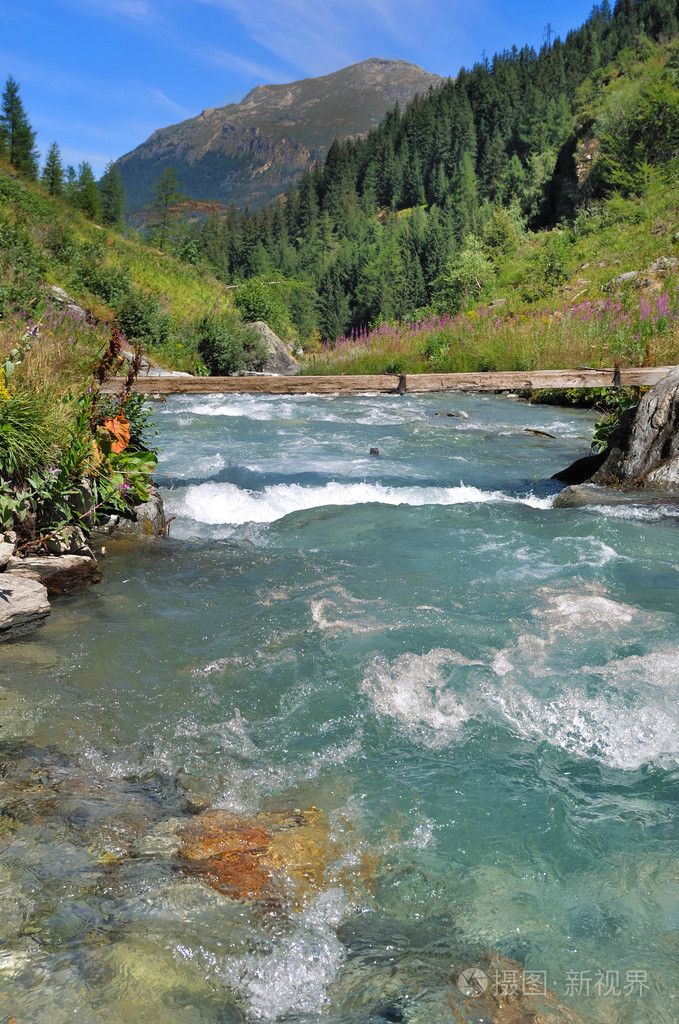 山上的河流照片-正版商用图片1o8zba-摄图新视界