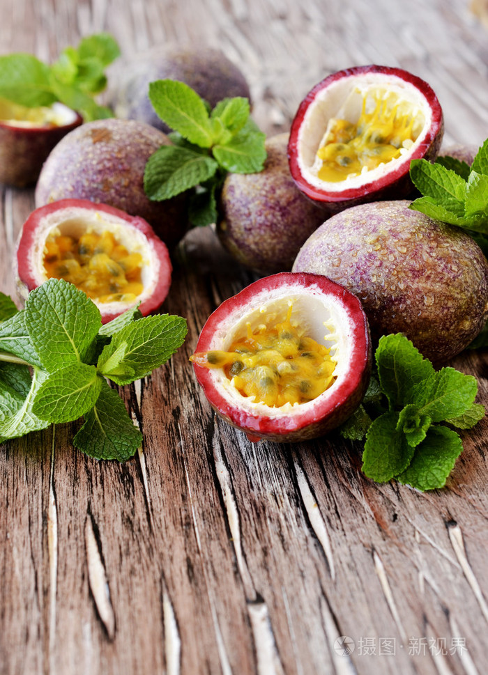 多汁的水果西番莲薄荷木制的桌子上